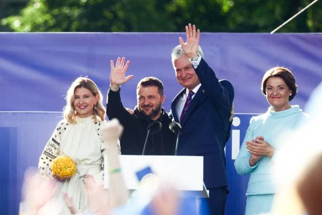 News Bilder des Tages July 11, 2023, Vilnius, Lithuania: The President of Ukraine Volodymyr Zelenskyy, his wife Olena Zelenska, the President of Lithuania Gitanas Nauseda and his wife Diana Nausediene attend Raising the Flag for Ukraine in NATO event and concert in Vilnius, Lithuania on July 11, 2023. President Zelenskyy arrived to Lithuania to attend NATO Summit in Vilnius and support Ukraine in becoming a member of NATO Vilnius Lithuania - ZUMAz156 20230711_zip_z156_017 Copyright: xBeataxZawrzelx