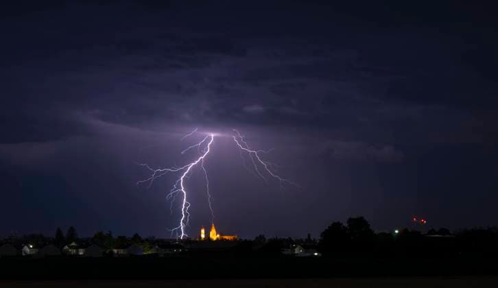 11.07.2023, Sommer-Gewitter, Hitze und hohe Temperaturen, danach kommen schwere Gewitter. Blitze Zucken in den hohen Gewitterwolken am Himmel über der Kurstedt Bad Wörishofen im Unterallgäu (Bayern). Ein Blitz schlägt in den Kirchturm von der Pfarrkirche St. Justina ein. 11.07.2023, Sommer-Gewitter 11.07.2023, Sommer-Gewitter *** 11 07 2023, summer thunderstorms, heat and high temperatures, followed by heavy thunderstorms lightning twitching in the high thunderclouds in the sky above the Kurstedt Bad Wörishofen in Unterallgäu Bavaria lightning strikes the steeple of the parish church St Justina 11 07 2023, summer thunderstorms 11 07 2023, summer thunderstorms