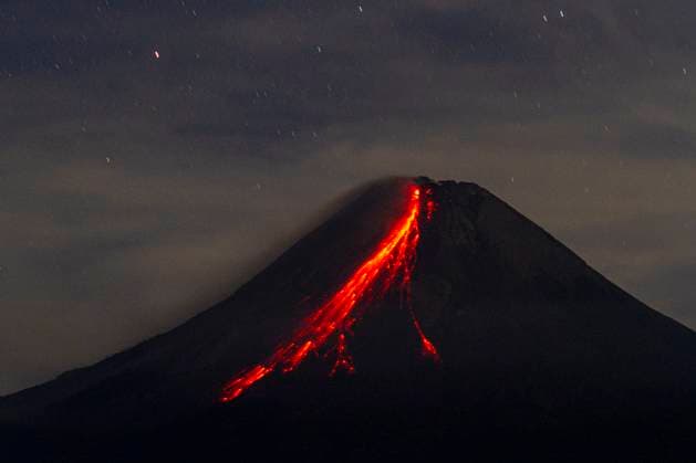 News Themen der Woche KW28 News Bilder des Tages July 12, 2023, Magelang, Central Java, Indonesia: Mount Merapi spews volcanic material, seen from Srumbung Village, Magelang, Central Java. Magelang Indonesia - ZUMAb228 20230712_zip_b228_004 Copyright: xAnggaxBudhiyantox