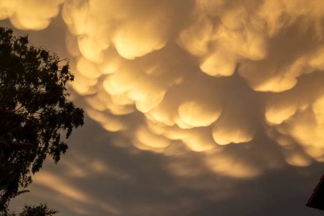 Bilder des Jahres 2023, News 07 Juli News Themen der Woche KW28 News Bilder des Tages Spektakuläre Mammatuswolken nach einem Gewitter am Himmel über Mutterstadt, Pfalz. In den sozialen Netzwerken posteten zahlreiche Nutzer Bilder vom in surrealen Gelbfarben leuchteten Abendhimmel *** Spectacular Mammatus cloud formation after a thunderstorm in the sky over Mutterstadt, Palatinate In the social networks posted numerous users pictures of the evening sky glowing in surreal yellow colors Copyright: xx