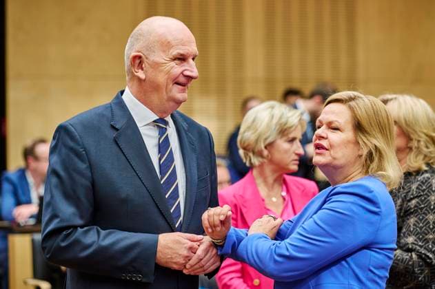 Dietmar Woidke + Nancy Faeser im Bundesrat Europa, Deutschland, Berlin, 07.07.2023: 1035.Sitzung des Bundesrates - Innenministerin Nacy Faeser (rechts) im Gespräch mit den Ministerpräsidenten des Landes Brandenburg Dietmar Woidke. In der letzten Sitzung vor der parlamentarischen Sommerpause des Bundesrates berät man abschließend folgende Gesetze zur Fachkräfteeinwanderung, Tierhaltungslabel und der Arzeneimittelverordnung. *** Dietmar Woidke Nancy Faeser in the Bundesrat Europe, Germany, Berlin, 07 07 2023 1035 Meeting of the Bundesrat Interior Minister Nacy Faeser right in conversation with the Minister President of the State of Brandenburg Dietmar Woidke In the last meeting before the parliamentary summer break of the Bundesrat, th