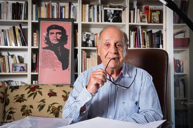 Jean Ziegler - Geneve Jean Ziegler dans son bureau Ã Geneve, Suisse le 22 AoÃ»t 2015. Jean Ziegler (nÃ Hans Ziegler, le 19 avril 1934 Ã Thoune dans le canton de Berne en Suisse) est un homme politique, altermondialiste et sociologue suisse. Il a Ã tÃ rapporteur spÃ cial aupres de l?ONU sur la question du droit Ã l?alimentation dans le monde. Il est l?auteur de nombreux ouvrages dans lesquels il analyse notamment cette question, et est Ã galement connu pour cette phrase : Â« l agriculture mondiale peut aujourd hui nourrir 12 milliards de personnes ? . Il n existe donc Ã cet Ã gard aucune fatalitÃ . Un enfant qui meurt de faim est un enfant assassinÃ . Â».... Photo by Loona ABACAPRESS.COM Geneve Geneve Switzerland  Copyright: xLoona Abacax 514772_001 Loona Abacax 514772_001