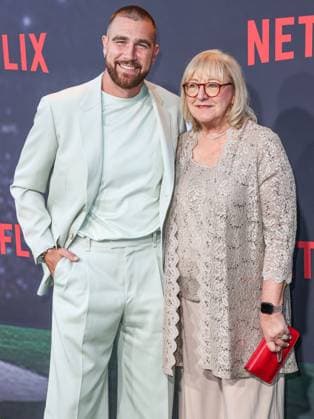 Los Angeles Premiere Of Netflix s Quarterback Season 1 American football tight end for the Kansas City Chiefs of the National Football League Travis Kelce and mother Donna Kelce arrive at the Los Angeles Premiere Of Netflix s Quarterback Season 1 held at the Netflix Tudum Theater on July 11, 2023 in Hollywood, Los Angeles, California, United States. Netflix Tudum Theater, Hollywood, Los Angeles, California California United States  Copyright: xImagexPressxAgencyx originalFilename: collin-losangel230711_npuy4.jpg
