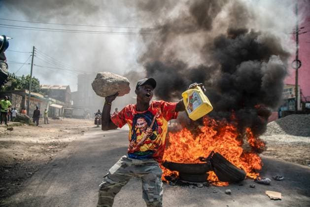 Bilder des Jahres 2023, News 07 Juli News Themen der Woche KW28 News Bilder des Tages July 12, 2023, Nakuru, Kenya: A protester reacts in front of the burning tires during the protest against the government and high cost of living called by Kenyais opposition leader Raila Odinga. Nakuru Kenya - ZUMAs197 20230712_zaa_s197_001 Copyright: xJamesxWakibiax