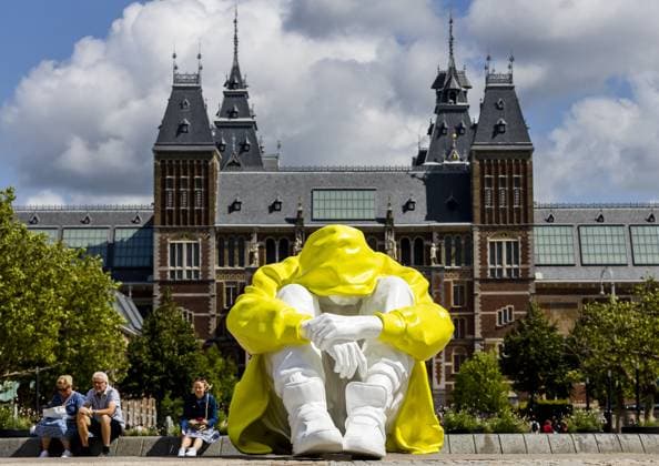 Bilder des Jahres 2023, Entertainment 07 Juli Entertainment Themen der Woche KW28 Entertainment Bilder des Tages AMSTERDAM - The Silent Struggle artwork on the Museumplein symbolizes the inner struggle that many young people with depression wage. With the image, which will be shown in a number of cities in the near future, initiator Power of Art House draws attention to depression and suicide among young people. ANP REMKO DE WAAL netherlands out - belgium out  Copyright: xx x473504265x originalFilename: 473504265.jpg