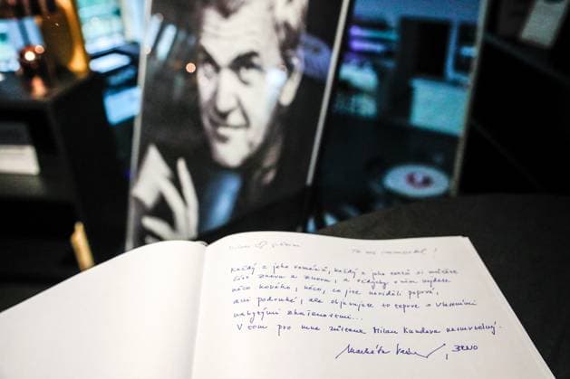 News Themen der Woche KW28 News Bilder des Tages Entertainment Bilder des Tages Condolence book and portrait of the late writer Milan Kundera, is seen on July 12, 2023, at the Milan Kundera Library, part of the Moravian Library (MZK) in Brno, Czech Republic. Czech-born writer Milan Kundera, living in France since 1975, has died at the age of 94 years (CTKxPhoto MonikaxHlavacova) CTKPhotoP2023071206515  CTKPhotoP2023071206515