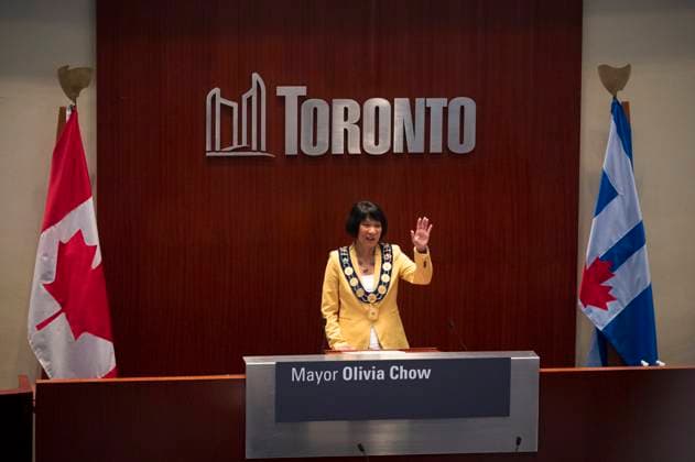 News Bilder des Tages July 12, 2023, Toronto, ON, CANADA: Newly elected Mayor Olivia Chow waves to the crowd at council chambers during her Declaration of Office Ceremony, at Toronto City Hall on Wednesday, July 12, 2023. Toronto CANADA  - ZUMAc35_ 20230712_zaf_c35_078 Copyright: xTijanaxMartinx