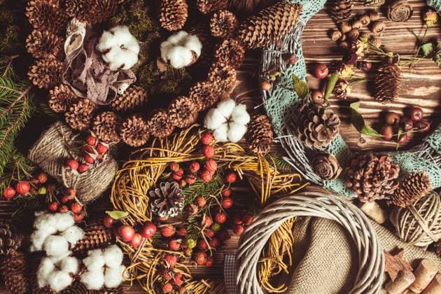 IMAGO Creative: Herbst, Herbstkränze Nature wreath making Nature components wreath - preparation for making natural eco decorations ,property released Copyright: xZoonar.com OksanaxShufrychx 9903372 ,model released, Symbolfoto ,property released