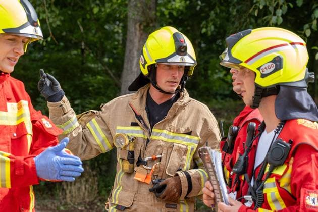Feuerwehr und Notarzt, Symbolfotos Von der Berliner Lehrfeuerwache initiierte Einsatzübung der Berliner Feuerwehr am Planetarium in Berlin Prenzlauer Berg. Geübt wurden die Evakuierung des Gebäudes, die Brandbekämpfung, Rettung eines Verunfallten Feuerwehrmannes und die Versorgung von vielen Verletzten Personen (MANV). An der Übung beteiligten sich über 300 Statisten und etwa 100 Einsatzkräfte. The Berlin Fire Department initiated an emergency exercise at the Planetarium in Berlin Prenzlauer Berg. The exercise involved evacuation of the building, firefighting, rescue of an injured firefighter and care of many injured persons (MANV). More than 300 extras and about 100 emergency personnel took part in the exercise. Große Einsatzübung der Berliner Feuerwehr *** The Berlin Fir sp20230703x3037.jpg