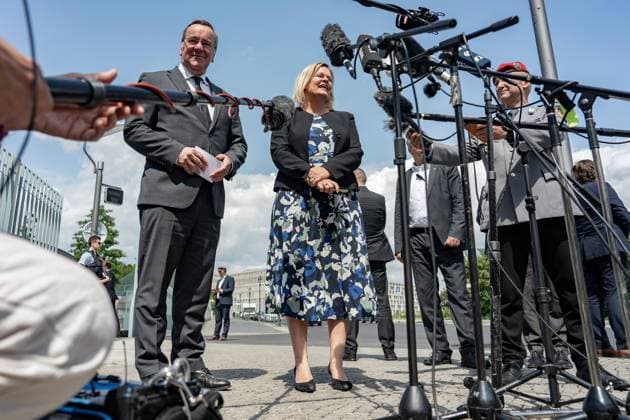 RECORD DATE NOT STATED Bundesinnenministerin Nancy Faeser, Bundesverteidigungsminister Boris Pistorius Bundesregierung, 13.7.2023, Bundeskabinett beschließt stärkere Versorgung von Polizeibeamtinnen und Polizeibeamten sowie Angehörigen der Bundeswehr, Pressestatement, Bundesinnenministerin Nancy Faeser, Bundesverteidigungsminister Boris Pistorius Berlin Berlin GER *** Federal Minister of the Interior Nancy Faeser, Federal Minister of Defense Boris Pistorius Federal Government, 13 7 2023, Federal Cabinet decides on stronger provision for police officers and members of the armed forces, Press Statement, Federal Minister of the Interior Nancy Faeser, Federal Minister of Defense Boris Pistorius Berlin Berlin GER