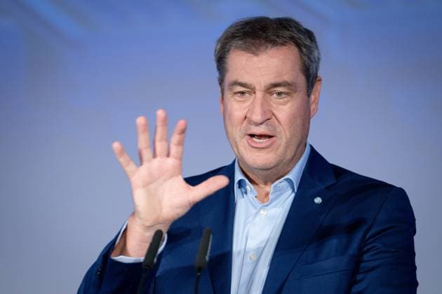 Bundeskanzler und Ministerpraesident besuchen die Siemens AG in Erlangen Markus Soeder Ministerpraesident von Bayern bei seinen Grussworte mit besonderer Geste zur Veranstaltung zur Ankuendigung einer Investition in die Zukunftsfaehigkeit des Industriestandortes Deutschlands der Siemens AG in Erlangen, Erlangen, 13.07.2023 Erlangen Bayern Deutschland *** German Chancellor and State Premier visit Siemens AG in Erlangen Markus Soeder State Premier of Bavaria during his words of greeting with special gesture to the event to announce an investment in the future viability of Germany as an industrial location of Siemens AG in Erlangen, Erlangen, 13 07 2023 Erlangen Bavaria Germany