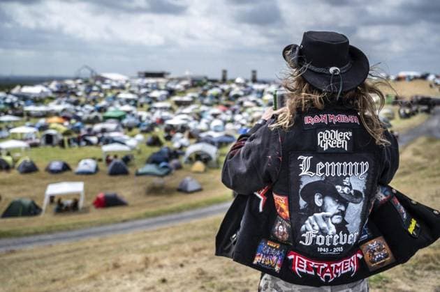 Bilder des Jahres 2023, Entertainment 07 Juli Entertainment Themen der Woche KW28 Entertainment Bilder des Tages In Neukirchen-Vluyn 1. Tag Dong Open Air 2023 - Metal Festival *** NUR FÜR REDAKTIONELLE ZWECKE *** EDITORIAL USE ONLY ***<p>Ein Festivalbesucher fotografiert die Zeltstadt am Donnerstag, den 13. Juli 2031, in Neukirchen - Vluyn auf der Halde Norddeutschland an der Geldernsche Straße. Das Metal Festival Dong Open Air 2023 startet heute Mittag mit den ersten Auftritten der Bands. Die meisten Besucher sind bereits angereist und campen auf der Halde. Neukirchen-Vluyn Copyright: VolkerxHerold *** In Neukirchen Vluyn 1 day Dong Open Air 2023 Metal Festival FOR EDITORIAL PURPOSES ONLY EDITORIAL USE ONLY p A festival visitor takes a picture of the tent city on Thursday, July 13, 2031, in Neukirchen Vluyn on the Halde Norddeutschland at G Copyright: VolkerxHerold doc7r21w1nyuk11j5ewhcef ,EDITORIAL USE ONLY