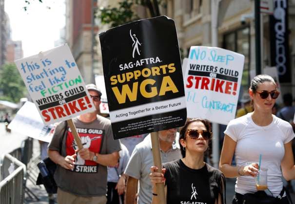 News Themen der Woche KW28 News Bilder des Tages Members of the Writers Guild of America East are joined by SAG-AFTRA members as they both hold up signs picketing outside of the Warner Bros. Discovery office on Thursday July 13, 2023 in New York City. SAG-AFTRA representing 160,000 television and movie actors are set to strike joining screenwriters who have been picketing since May due to a range of issues including pay and the use of artificial intelligence.  NYP20230713108 JOHNxANGELILLO