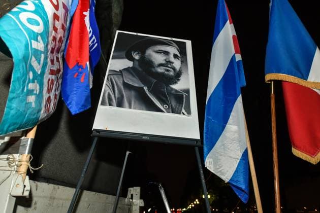 Jean-Luc Melenchon Pays Tribute To Fidel Castro - Paris A portrait of Cuban leader Fidel Castro is seen during a tribute ceremony next to the statue of Simon Bolivar, on November 26, 2016 in Paris, France. Cuba s socialist icon and father of his country s revolution Fidel Castro died on November 25, 2016, aged 90. Photo by Yann Korbi ABACAPRESS.COM Paris France  Copyright: xKorbixYann ABACAx 572751_009 KorbixYann ABACAx 572751_009 
