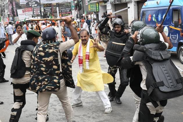 News Themen der Woche KW28 PATNA, INDIA - JULY 13: Police personnel doing lathi charge on BJP workers during their Vidhan Sabha march in support of demands of teacher s job aspirants at Dak Bungalow crossing on July 13, 2023 in Patna, India. (Photo by Santosh Kumar Hindustan Times) Bihar Police Lathi Charge On BJP Workers During Protest March In Teaching Job Aspirants