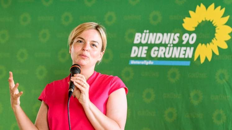 GER, Wahlkampfveranstaltung mit Katharina Schulze in Mindelheim 11.07.2023, Silvestersaal, Mindelheim, GER, Wahlkampfveranstaltung mit Katharina Schulze in Mindelheim, Bündnis 90 Die Grünen Bayern starten den Wahlkampf für die Landtagswahl 2023 in Bayern im Bild die Spitzenkandidatin und Fraktionsvorsitzende im Bayerischen Landtag Katharina Schulze *** GER, Election campaign event with Katharina Schulze in Mindelheim 11 07 2023, Silvestersaal, Mindelheim, GER, Election campaign event with Katharina Schulze in Mindelheim, Bündnis 90 Die Grünen Bayern start the election campaign for the state election 2023 in Bavaria in the picture the top candidate and parliamentary group leader in the Bavarian state parliament Katharina Schulze nordphoto GmbHxHafner nph00200