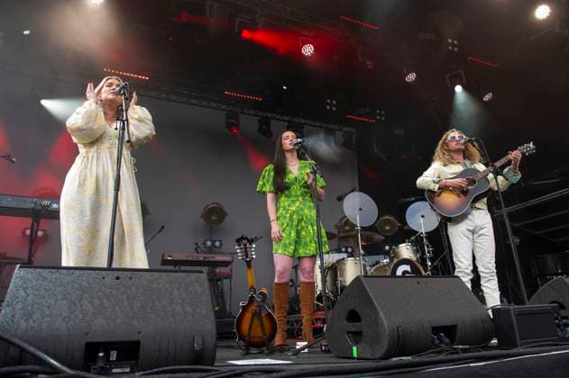 The Wandering Hearts at Kew The Music Festival The Wandering Hearts performing live at Kew The Music Festival in Kew Garden, London on13th July 2023. Tara Wilcox (vocals), Francesca Chess Whiffin (vocals, mandolin), A.J. Dean (vocals, acoustic guitar)., Credit:Zoran Veselinovic Avalon UK, London, Kew Garden  Copyright: xZoranxVeselinovicx xAvalonx 0788975998