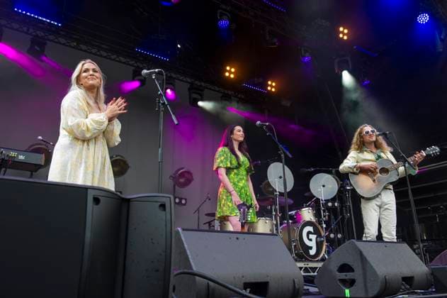 The Wandering Hearts at Kew The Music Festival The Wandering Hearts performing live at Kew The Music Festival in Kew Garden, London on13th July 2023. Tara Wilcox (vocals), Francesca Chess Whiffin (vocals, mandolin), A.J. Dean (vocals, acoustic guitar)., Credit:Zoran Veselinovic Avalon UK, London, Kew Garden  Copyright: xZoranxVeselinovicx xAvalonx 0788976055