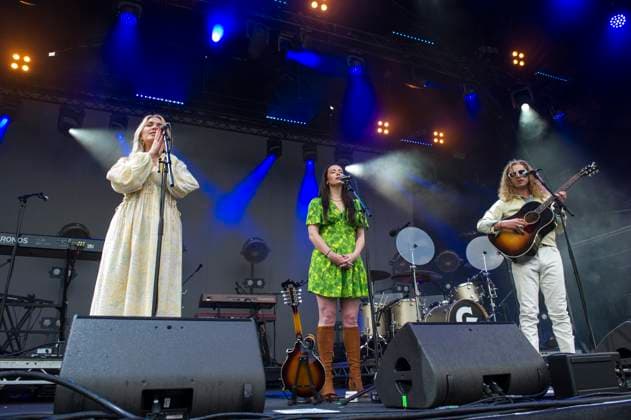 The Wandering Hearts at Kew The Music Festival The Wandering Hearts performing live at Kew The Music Festival in Kew Garden, London on13th July 2023. Tara Wilcox (vocals), Francesca Chess Whiffin (vocals, mandolin), A.J. Dean (vocals, acoustic guitar)., Credit:Zoran Veselinovic Avalon UK, London, Kew Garden  Copyright: xZoranxVeselinovicx xAvalonx 0788976056