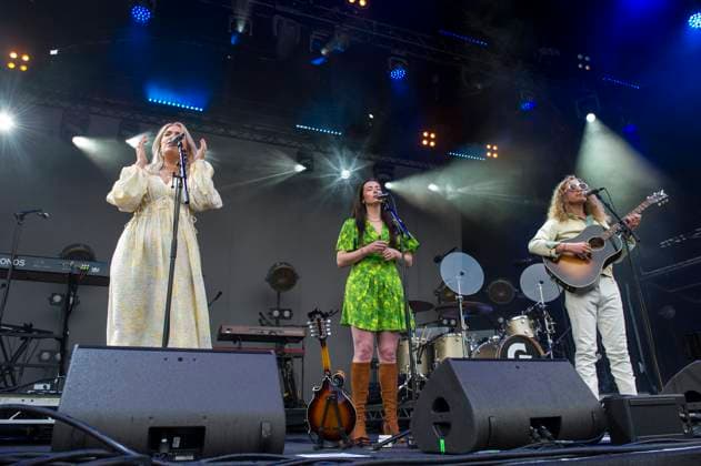 The Wandering Hearts at Kew The Music Festival The Wandering Hearts performing live at Kew The Music Festival in Kew Garden, London on13th July 2023. Tara Wilcox (vocals), Francesca Chess Whiffin (vocals, mandolin), A.J. Dean (vocals, acoustic guitar)., Credit:Zoran Veselinovic Avalon UK, London, Kew Garden  Copyright: xZoranxVeselinovicx xAvalonx 0788976059