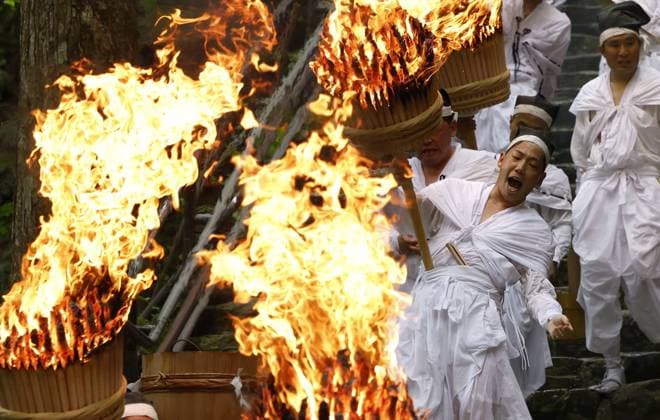 Bilder des Jahres 2023, News 07 Juli News Themen der Woche KW28 News Bilder des Tages Fire festival in western Japan White-robed men hold up flaming torches during an annual fire festival at the World Heritage-listed Kumano Nachi Taisha shrine in the Wakayama Prefecture town of Nachikatsuura, western Japan, on July 14, 2023.  A14AA0001680224P 