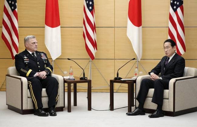 News Themen der Woche KW28 News Bilder des Tages Chairman of U.S. Joint Chiefs of Staff Milley in Japan Japanese Prime Minister Fumio Kishida (R) holds talks with Chairman of the U.S. Joint Chiefs of Staff Gen. Mark A. Milley at the premier s office in Tokyo on July 14, 2023.  A14AA0001680261P 