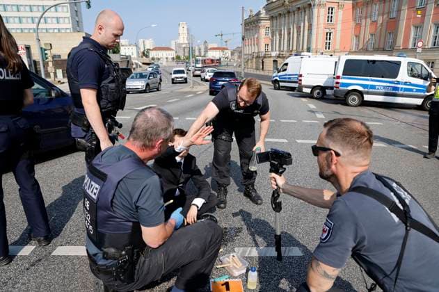 News Themen der Woche KW28 News Bilder des Tages Klimaschutzaktivisten blockierten den Verkehr auf der Langen Brücke in Potsdam. Zwei Personen hatten sich auf der Straße festgeklebet. Dabei wurde ein Demonstrant von einem Auto angefahren, eine Demonstrantin erlitt Verletzungen an der Hand. Zwei weitere Demonstranten wurden von der Polizei daran gehindet sie ebenfalls festzukleben. Potsdam, 14.07.2023 *** Climate protection activists blocked the traffic on the Long Bridge in Potsdam Two people had stuck themselves on the road In the process, a demonstrator was hit by a car, a demonstrator suffered injuries to her hand Two other demonstrators were prevented by police from sticking them too Potsdam, 14 07 2023 Foto:xS.xGabschx xFuturexImage