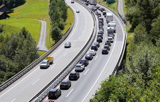 Foto Manuel Geisser 14.07.2023 Stau,Verkehr,Autobahn. Bild : Ferienstau 11.KM Stau vor dem Gotthard-Tunnel. Baeume neben der Autobahn *** Photo Manuel Geisser 14 07 2023 traffic jam,traffic,highway picture vacation traffic jam 11 KM traffic jam in front of Gotthard tunnel trees next to the highway