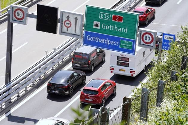 Foto Manuel Geisser 14.07.2023 Stau,Verkehr,Autobahn. Bild : Ferienstau 11.KM Stau vor dem Gotthard-Tunnel. Baeume neben der Autobahn *** Photo Manuel Geisser 14 07 2023 traffic jam,traffic,highway picture vacation traffic jam 11 KM traffic jam in front of Gotthard tunnel trees next to the highway