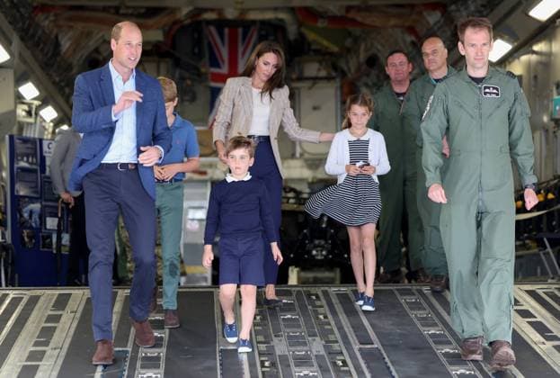 Bilder des Jahres 2023, Entertainment 07 Juli Entertainment Themen der Woche KW28 Entertainment Bilder des Tages The Prince and Princess of Wales Visit The Air Tattoo FAIRFORD, ENGLAND - JULY 14: Prince William, Prince of Wales and Catherine, Princess of Wales with Prince George of Wales, Princess Charlotte of Wales and Prince Louis of Wales (C as they walk down the ramp of a C17 place during their visit to the Air Tattoo at RAF Fairford on July 14, 2023 in Fairford, England. The Prince and Princess of Wales have a strong relationship with the RAF, with the Prince having served with the Search and Rescue Force for over three years, based at RAF Valley in Anglesey. The Prince is Honorary Air Commodore of RAF Coningsby and The Princess is Honorary Air Commodore of the Air Cadets., Credit:Chris Jackson Avalon United Kingdom, England, Fairford, RAF Fai  Copyright: xChrisxJacksonx xAvalonx 0789121387