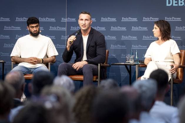 Bilder des Jahres 2023, News 07 Juli News Themen der Woche KW28 News Bilder des Tages Annalena Baerbock (Buendnis 90 Die Gruenen), Bundesaussenministerin, und Wladimir Klitschko aufgenommen im Rahmen eines gemeinsamen Buerger:innendialogs in Chemnitz, 14.07.2023. Chemnitz Deutschland *** Annalena Baerbock Buendnis 90 Die Gruenen , German Foreign Minister, and Wladimir Klitschko recorded during a joint citizens dialogue in Chemnitz, 14 07 2023 Chemnitz Germany Copyright: xKiraxHofmannx