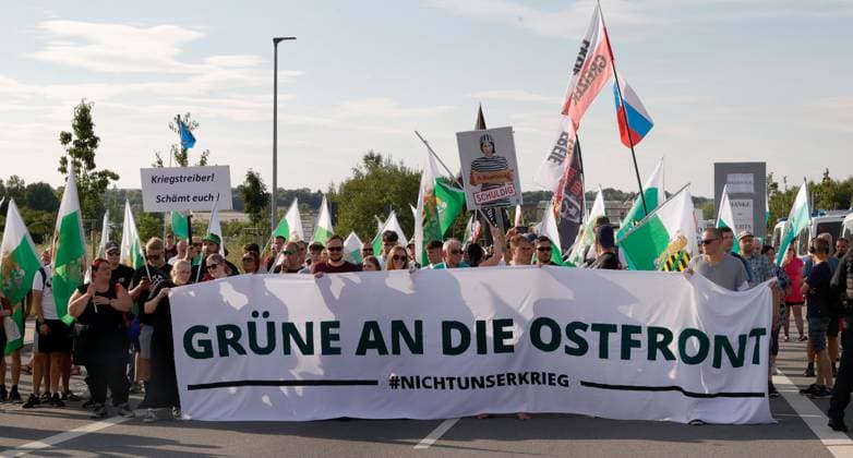 News Themen der Woche KW28 News Bilder des Tages Leserforum_Protrest 14.07.2023, Chemnizu, Leserforum, Freie Presse Die Freie Presse lädt in die Eventlocation Kraftwerk zur Disskusionsveranstaltung Der Krieg und wir mit der Außenministerin Annalena Baerbock und dem ukrainischen Ex- Boxweltmeister Wladimir Klitschko ein. Thema ist der Krieg in der Ukraine. Es sind mehrere Demonstrationen angemeldet. Die Kleinstpartei Freie Sachsen hat für 17.30 Uhr am Bernsbachplatz zu einer Demonstration gegen den Ukraine-Krieg aufgerufen. Dann folge der Marsch bis zur Polizeisperre am Kraftverkehr. Chemnitz Sachsen BRD *** Reader Forum Protrest 14 07 2023, Chemnizu, Reader Forum, Free Press The Free Press invites to the event location Kraftwerk to the Disskusionsveranstaltung The war and we