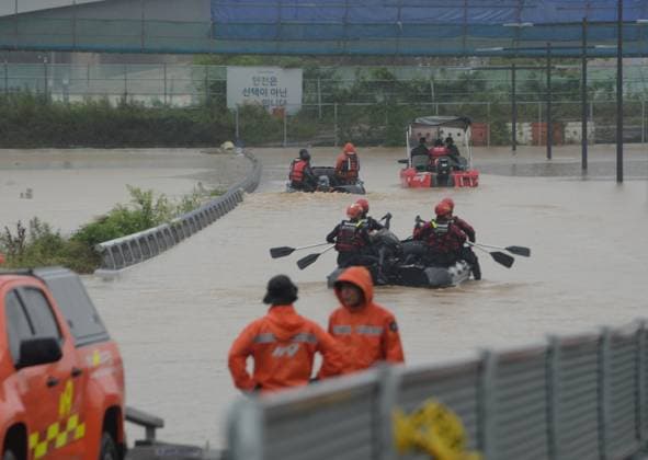 News Themen der Woche KW28 News Bilder des Tages (230715) -- SEOUL, July 15, 2023 -- Police officers and firefighters conduct search and rescue work in Cheongju of North Chungcheong Province, South Korea, July 15, 2023. Heavy rains in South Korea had left at least seven people dead, three missing and seven others injured, Yonhap news agency said Saturday citing relevant authorities. ( via Xinhua) SOUTH KOREA-HEAVY RAINS-DEATH TOLL NEWSIS 