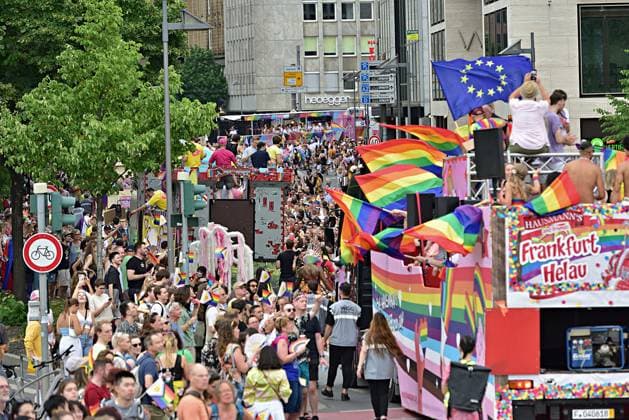 News Themen der Woche KW28 News Bilder des Tages 15.7.2923 Christopher Street Day in Frankfurt CSD in Frankfurt am Main. Mehr als 10000 Menschen nahmen an der Demontration teil. Viele Unternehmen und Einrichtungen repräsentierten sich mit eigenen Umzugswagen. Frankfurt am Main Neue Mainzer Strasse Hessen Deutschland *** 15 7 2923 Christopher Street Day in Frankfurt CSD in Frankfurt am Main More than 10000 people took part in the demonstration Many companies and institutions represented themselves with their own floats Frankfurt am Main Neue Mainzer Strasse Hesse Germany