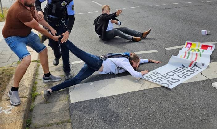 News Themen der Woche KW28 Klimaaktivisten der Letzten Generation blockieren am Freitagnachmittag (14.07.2023) den Autoverkehr auf der Zwickauer Straße in Chemnitz. Mehrere Personen setzten sich auf die Fahrbahn und kleben sich fest. Ein wütender Autofahrer zerrte Demonstranten von der Fahrbahn und musste dann von der Polizei gehindert werden. Mit Olivenöl löste die Polizei die angeklebten Hände von der Fahrbahn. Es wurden mehrere Strafanzeigen wegen Eingriff in den Straßenverkehr, Nötigung und Verstoß gegen das Versammlungsgesetz gestellt. Es bildete sich Stau auch auf umliegenden Straßen. Chemnitz Sachsen Deutschland *** Climate activists of the Last Generation blocked car traffic on Zwickauer Straße in Chemnitz on Friday afternoon 14 07 2023 Several people sat do