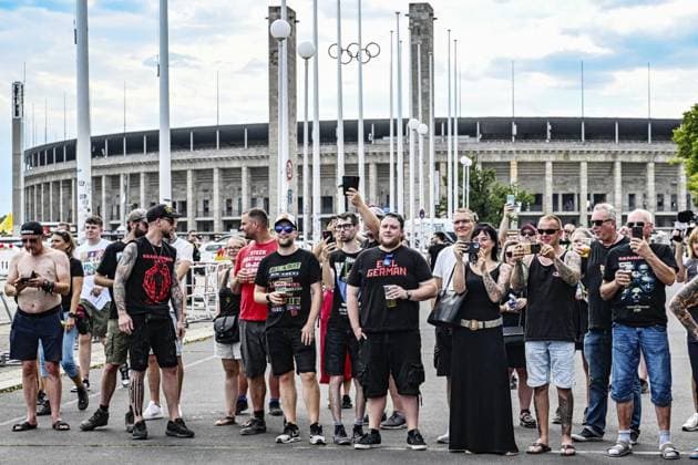 <p>Demo Kein Rammstein in Berlin! Olympiaplatz, 400 Teilnehmer angemeldet, Rammstein-Fans schauen sich die Demonstration an, fotografiert am 15. Juli 2023 in Berlin. Deutschland Berlin Berlin Copyright: MaurizioxGambarini