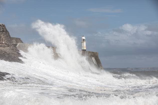 News Themen der Woche KW28 News Bilder des Tages Stormy weather makes its way onshore. Members of the public walk along the breakwater at Porthcawl to take a look at the waves as the tide comes in. Where: Porthcawl, Wales, United Kingdom When: 15 Jul 2023 Credit: Joann Randles Cover Images Copyright: xx 52896557 EDITORIAL USE ONLY. NOT FOR USE BY NEWSPAPERS BASED IN THE UK.