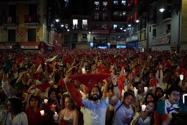 News Themen der Woche KW28 News Bilder des Tages July 15, 2023, Pamplona, Spain: Attendees seen at the act of Poor Me, in the Plaza Consisitorial with candles and San Fermin scarves in their hands, ending the San Fermin festivities. At midnight, hundreds of people gather in the town hall square to sing songs of the Poor Me, Lit candles and red scarves held high when ending the San Fermin festivities of this year 2023. Pamplona Spain - ZUMAs197 20230715_zaa_s197_065 Copyright: xElsaxAxBravox