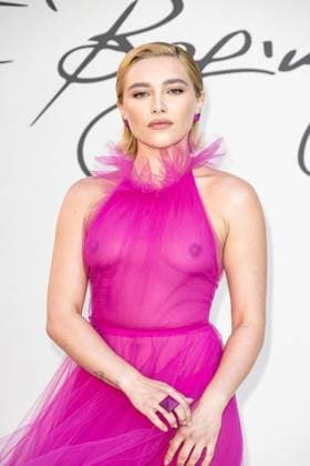 Valentino Photocall - Rome Florence Pugh poses before Valentino fashion show, held at TrinitÃ dei Monti step, on July 8, 2022 in Rome, Italy. Photo by Marco Piovanotto ABACAPRESS.COM Rome Italy  Copyright: xPiovanottoxMarco ABACAx 817040_028 PiovanottoxMarco ABACAx 817040_028 