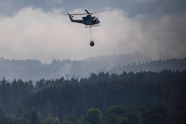 News Themen der Woche KW28 News Bilder des Tages Five firefighters got injured when putting out forest fire on 40 hectare area in South Bohemia, largest in this region in few months, last night in Jetetice, Czech Republic, July 16, 2023. (CTKxPhoto VaclavxPancer) CTKPhotoP2023071601772  CTKPhotoP2023071601772