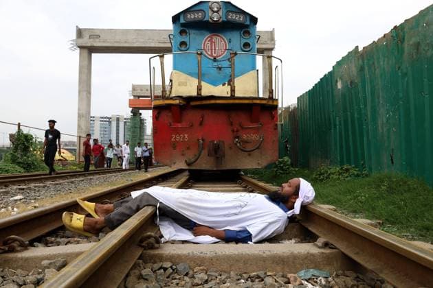 Bilder des Jahres 2023, News 07 Juli News Themen der Woche KW28 News Bilder des Tages July 16, 2023, Dhaka, Dhaka, Bangladesh: Temporary Laborers of Bangladesh Railway (TLR) blocked the railway tracks as part of a protest program for regularization of their jobs in Dhaka. Due to this, rail communication with capital Dhaka around the country is closed for about 5 hours. Around 8000 workers are working temporarily in railways across the country. The job will be made permanent after working for 3 years as per the contract. But many have not been made permanent even after 15 years. Dhaka Bangladesh - ZUMAk174 20230716_zip_k174_007 Copyright: xSyedxMahabubulxKaderx