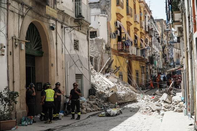 Bilder des Jahres 2023, News 07 Juli News Themen der Woche KW28 News Bilder des Tages July 16, 2023, TORRE DEL GRECO: La palazzina di tre piani crollata a Torre del Greco, in provincia di Napoli, 16 luglio 2023. Sono tre, nessuna delle quali in pericolo di vita, le persone estratte vive dalle macerie della palazzina crollata a Torre del Greco e condotte in ospedale. Le condizioni piÃ¹ serie sono quelle di una 19enne, ricoverata con fratture in varie parti del corpo. Sono state medicate per lievi ferite anche due persone che transitavano in strada al momento del crollo, colpite da alcuni frammenti. E questo al momento il bilancio delle operazioni di soccorso, che comunque proseguono. The three-story building that collapsed in the province of Naples town of Torre del Greco, Italy, 16 July 2023. There are three people, none  - ZUMAa110 20230716_zaf_a110_036 Copyright: xCesarexAbbatex