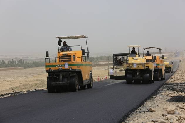 News Themen der Woche KW28 News Bilder des Tages (230716) -- KABUL, July 16, 2023 -- This photo taken on July 16, 2023 shows the asphalting site of a highway linking Kabul and Kandahar, Afghanistan. Afghan authorities started the project of asphalting a major section of the Kabul-Kandahar highway on Saturday, according to a statement from the caretaker government. (Photo by Xinhua) AFGHANISTAN-KABUL-KANDAHAR-HIGHWAY SaifurahmanxSafi 