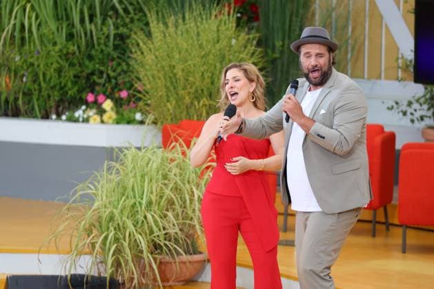Entertainment Themen der Woche KW28 Entertainment Bilder des Tages Rust, Deutschland 16. Juli 2023: Immer wieder Sonntags - Europapark - 16.07.2023 Im Bild: im Duett: Laura Wilde (Saengerin, Musikerin) und Sänger Timo Arena Freizeitpark Baden Württemberg *** Rust, Germany 16 July 2023 Immer wieder Sonntags Europapark 16 07 2023 In the picture in duet Laura Wilde singer, musician and singer Timo Arena amusement park Baden Württemberg Copyright: xFotostandx xHettichx