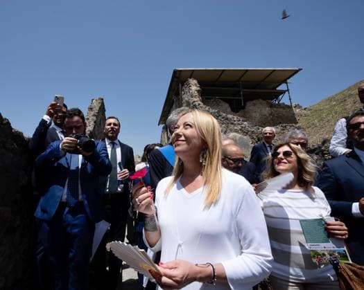 News Themen der Woche KW28 News Bilder des Tages September 14, 2021, POMPEI: La Presidente del Consiglio Giorgia Meloni in occasione del viaggio inaugurale del Frecciarossa per Pompei, Pompei, 16 luglio 2023. Italian Prime Minister Giorgia Meloni on the occasion of the maiden voyage of the Frecciarossa to Pompeii, in Pompeii, Italy, 16 July 2023. Premier Giorgia Meloni and Culture Minister Gennaro Sangiuliano on Sunday travelled on the inaugural train service directly connecting Rome and Pompeii. Up until now it has been necessary for people wanting to get to the world s most famous archaeological site from the capital via train to change in Naples - an option that remains available..ANSA UFFICIO STAMPA PALAZZO CHIGI FILIPPO ATTILI. NPK POMPEI  - ZUMAa110 20210914_zaf_a110_007 Copyright: xUsxPalazzoxChigi xFilippoxAttilix