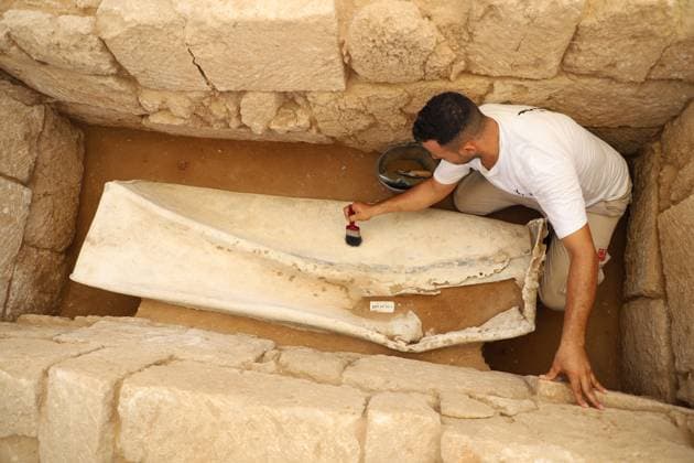 News Themen der Woche KW28 News Bilder des Tages (230716) -- GAZA, July 16, 2023 -- A Palestinian archaeologist works on a sarcophagus inside a cemetery in northern Gaza Strip, July 16, 2023. A second Roman-era sarcophagus made out of lead was recently uncovered at an excavation site of a cemetery located in the northern Gaza Strip, the enclave s Ministry of Tourism and Antiquities said Sunday. (Photo by Xinhua) MIDEAST-GAZA-SARCOPHAGUS RizekxAbdeljawad 