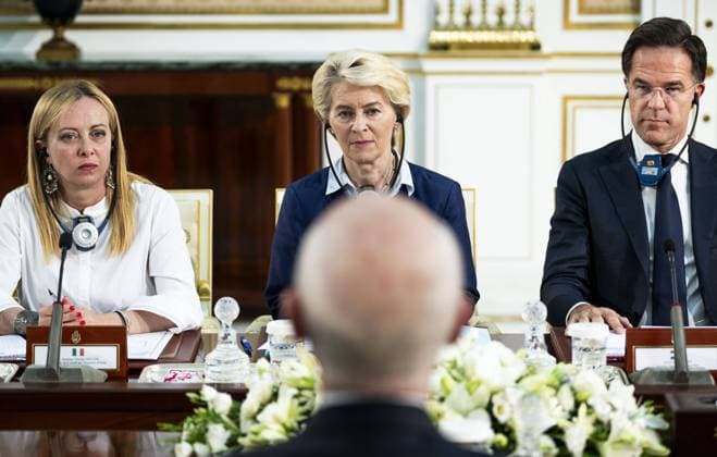News Bilder des Tages TUNIS - Outgoing Prime Minister Mark Rutte, European Commission President Ursela Von der Leyen and Italian Prime Minister Giorgia Meloni during a meeting with Tunisian President Kais Saied. During the visit, a migration deal between the European Union and Tunisia is discussed. ANP FREEK VAN DEN BERGH netherlands out - belgium out  Copyright: xx x473738911x originalFilename: 473738911.jpg