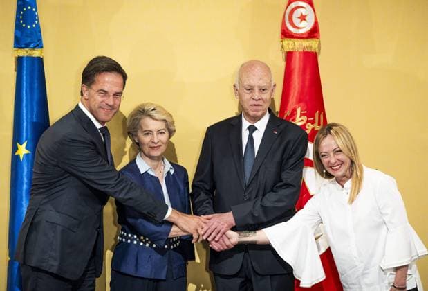 News Themen der Woche KW28 News Bilder des Tages TUNIS - Outgoing Prime Minister Mark Rutte, European Commission President Ursela Von der Leyen and Italian Prime Minister Giorgia Meloni during a meeting with Tunisian President Kais Saied. During the visit, a migration deal between the European Union and Tunisia is discussed. ANP FREEK VAN DEN BERGH netherlands out - belgium out  Copyright: xx x473738955x originalFilename: 473738955.jpg