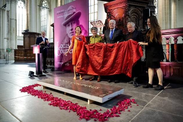 Bilder des Jahres 2023, Entertainment 07 Juli Entertainment Themen der Woche KW28 Entertainment Bilder des Tages AMSTERDAM - Mayor Jan van Zanen (m) of The Hague unveils the memorial stone for Louis Couperus in the Nieuwe Kerk. The Dutch writer was commemorated on his 100th anniversary. ANP ROBIN VAN LONKHUIJSEN netherlands out - belgium out  Copyright: xx x473739277x originalFilename: 473739277.jpg