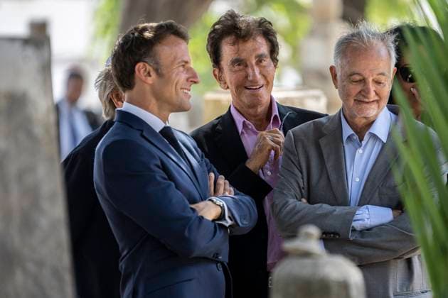 President Macron Visits European Saint-Eugene Cemetery - Algiers French President Emmanuel Macron , French economist Jacques Attali , and jack Lang visit the grave of French actor Roger Hanin at the European Saint-Eugene Cemetery in Algiers accompanied by the caretaker of the cemetery on August 26, 2022. Photo by Eliot Blondet ABACAPRESS.COM Algiers Algeria  Copyright: xBlondetxEliot ABACAx 822142_043 BlondetxEliot ABACAx 822142_043 